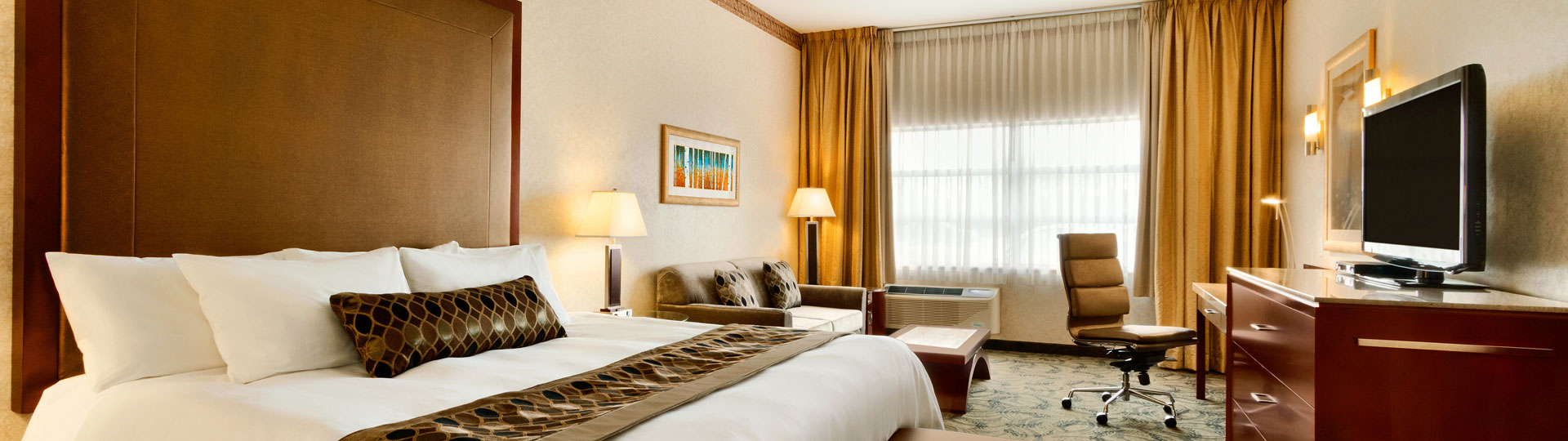 King With Sofa West Wing